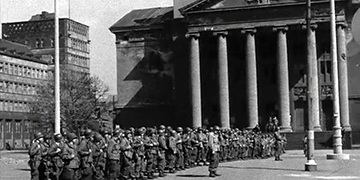 Aus der filmhistorischen Sammlung - US-Truppen 1945 vor dem Theater © filmforum